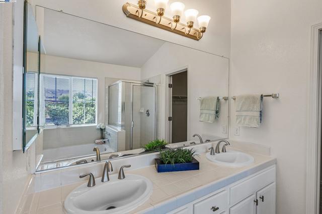 34906 Herringbone Ct, Union City CA: https://media.crmls.org/mediaz/3b67314a-5500-494f-ab8b-8bcf55862003.jpg