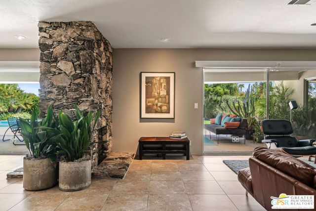 2072 S Bobolink Lane, Palm Springs, CA 92264