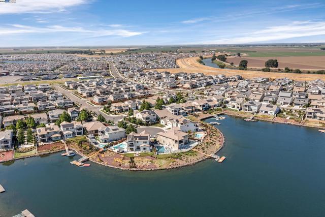 2495 Kruip Ct, Lathrop CA: https://media.crmls.org/mediaz/3b68886d-eaf6-43b3-a6e2-d7c01100da72.jpg