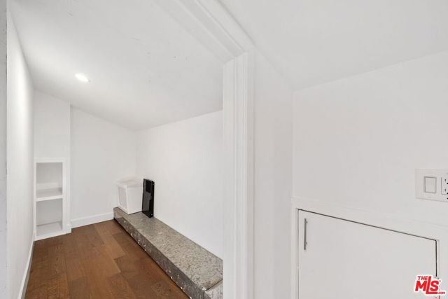 400 Chautauqua Boulevard, Pacific Palisades CA: https://media.crmls.org/mediaz/3b688a43-ae46-4811-8e33-a110b32f4481.jpg