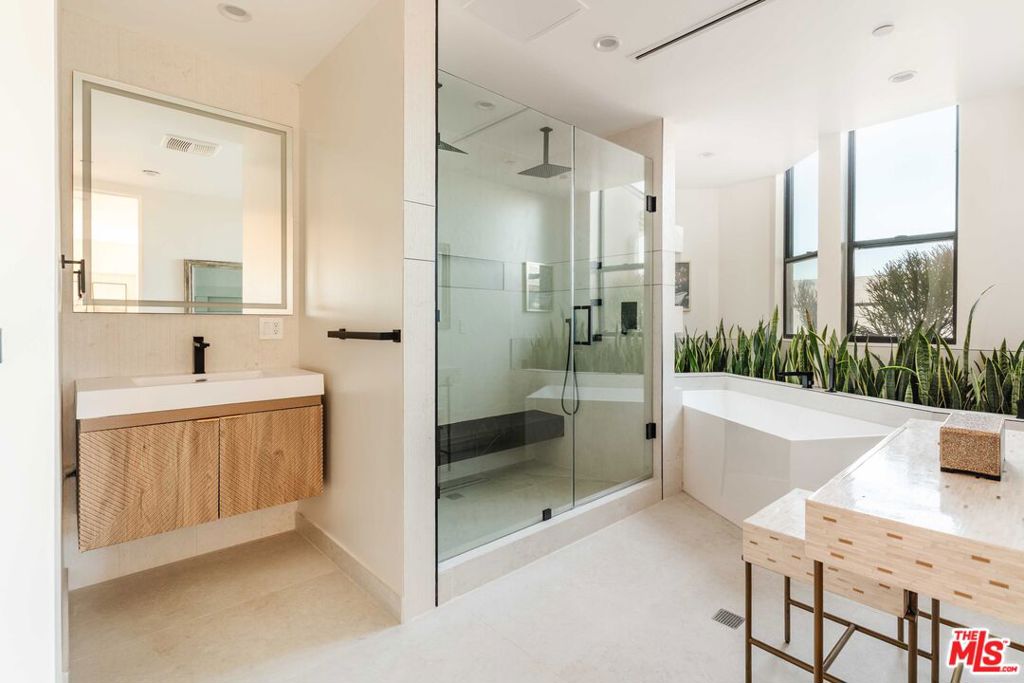 https://media.crmls.org/mediaz/3b689999-a815-415f-b978-502f0ef22b45.jpg?preset=X-Large