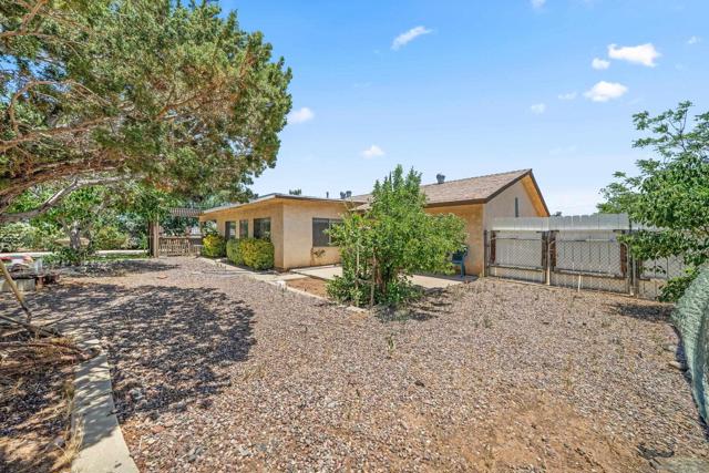 7520 Oakwood Ave, Hesperia CA: https://media.crmls.org/mediaz/3b68c449-2247-4f41-9c19-76d676865cbe.jpg