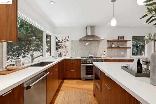 2429 Scout Rd, Oakland CA: https://media.crmls.org/mediaz/3b6a2fc7-5775-491c-b14e-474754ad3489.jpg
