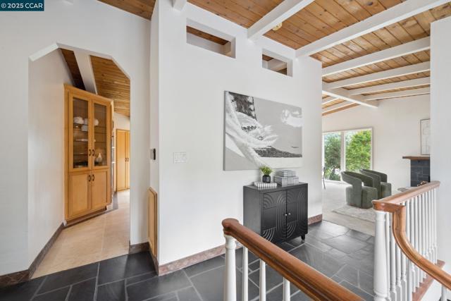 12 La Cresta Rd, Orinda CA: https://media.crmls.org/mediaz/3b6a5bec-e642-4286-ab72-50a3b64a26fb.jpg