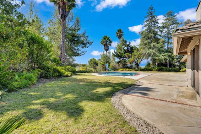 15235 Crestview Ct, Poway CA: https://media.crmls.org/mediaz/3b6c65c9-b1e1-43ec-ab9a-e9d6cafd49a8.jpg