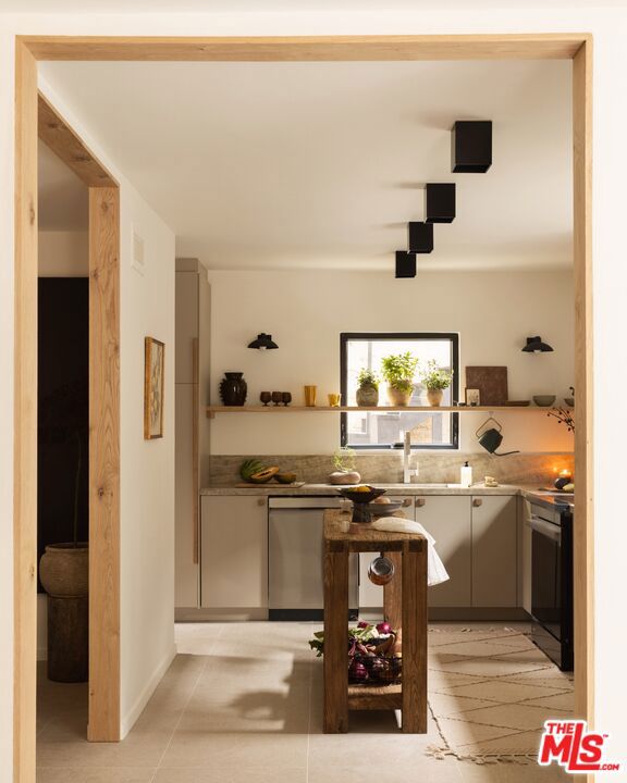 710 Amador Street, Los Angeles CA: https://media.crmls.org/mediaz/3b6d9eb9-b68e-4294-a7f3-0c3a63195795.jpg