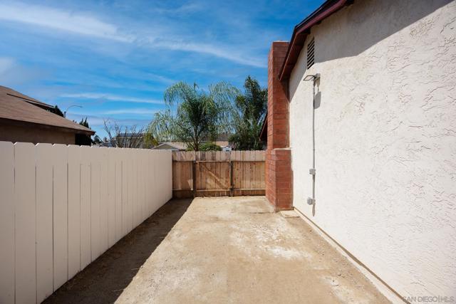 10835 Grand Fork Dr, Santee CA: https://media.crmls.org/mediaz/3b6de4fa-3cd8-4412-84db-9f3f2ddc6b3c.jpg