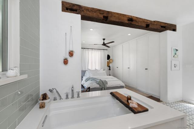 4826 Biona Dr, San Diego CA: https://media.crmls.org/mediaz/3b6dff39-8545-44b3-bc7b-0956e96d9ee0.jpg