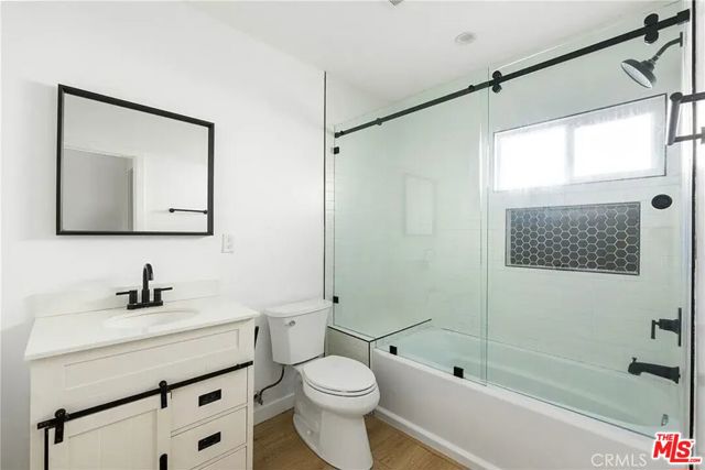 935 E Fairview Boulevard, Inglewood CA: https://media.crmls.org/mediaz/3b6ed3df-15fc-4081-9144-9177071e7e7d.jpg
