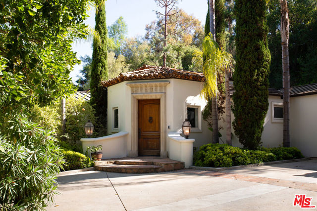 1031 Cove Way, Beverly Hills CA: https://media.crmls.org/mediaz/3b6f2160-d784-445d-8add-64384389fdc7.jpg