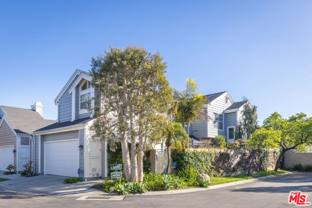 13082 Mindanao Way, Marina del Rey CA: https://media.crmls.org/mediaz/3b6f25b5-397d-4389-a0bc-f2e18d3a9d45.jpg