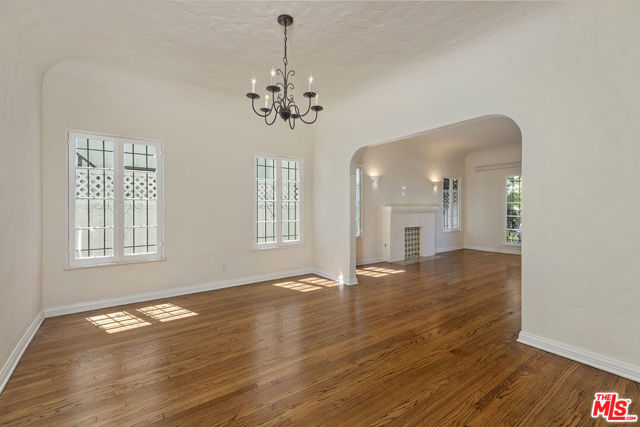 924 S Orange Grove Avenue, Los Angeles CA: https://media.crmls.org/mediaz/3b6f4fd1-e78b-4ce4-907a-ae1b09eabcc5.jpg