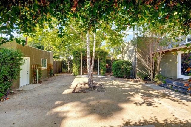 1901 N Catalina Street, Los Angeles CA: https://media.crmls.org/mediaz/3b709d81-c5cd-441c-848e-0a8035a0d84d.jpg