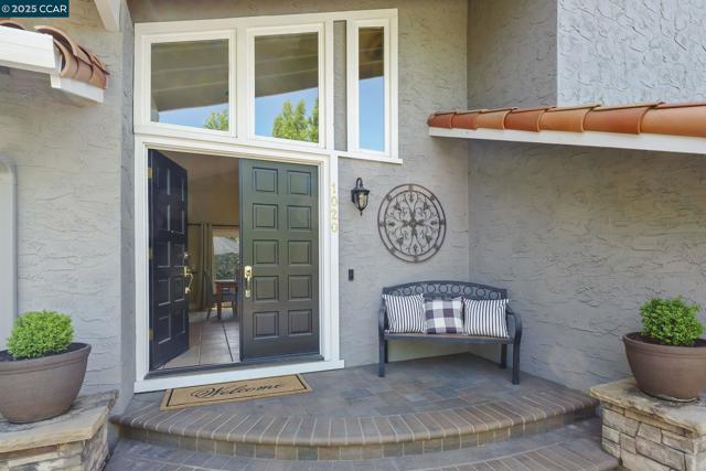 1020 Molad Ct, Concord CA: https://media.crmls.org/mediaz/3b711140-b5cd-4aec-a02b-4e0d43dec017.jpg