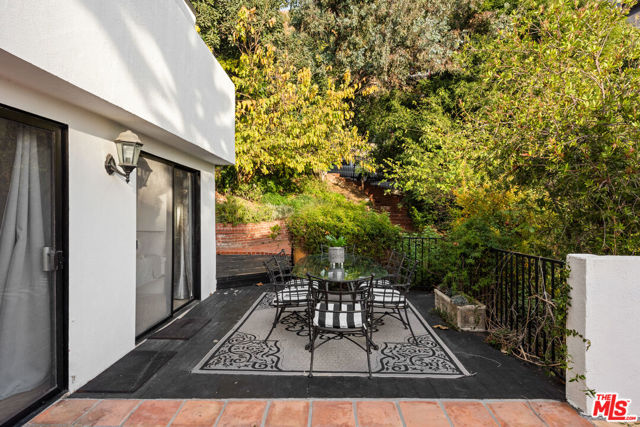 1790 Viewmont Drive, Los Angeles CA: https://media.crmls.org/mediaz/3b74ee95-d3cc-4196-a1bc-25551749c888.jpg