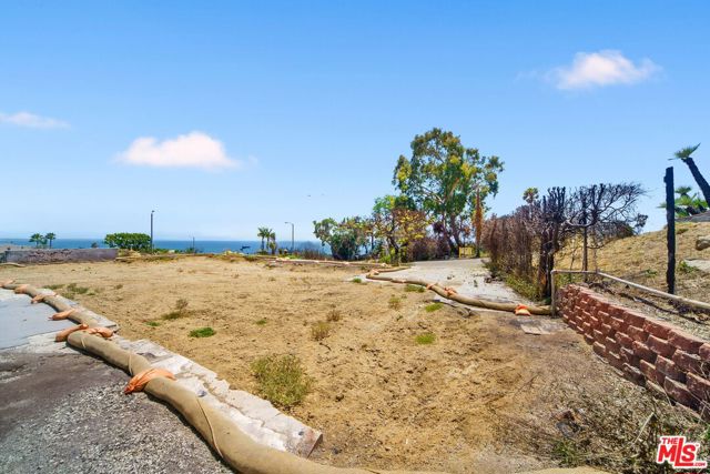 20521 Roca Chica Drive, Malibu CA: https://media.crmls.org/mediaz/3b758e01-4d7e-4d64-8b55-f1b4dc66c8a0.jpg