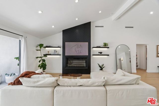 13117 Magnolia Boulevard, Sherman Oaks CA: https://media.crmls.org/mediaz/3b75c9c9-3e3e-4f28-988f-16f4ff21fd5b.jpg