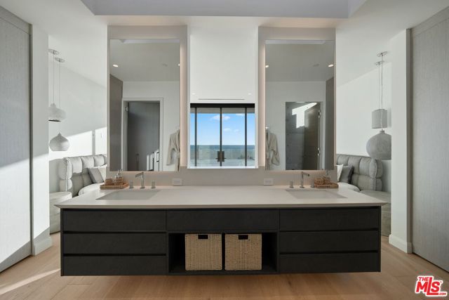 Image 30 of 47 For 938 Palisades Beach Road
