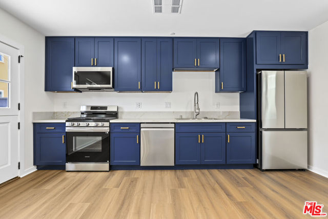 2700 S Palm Grove Avenue, Los Angeles CA: https://media.crmls.org/mediaz/3b76b3dc-3d71-4a60-972d-abb92fb7179d.jpg