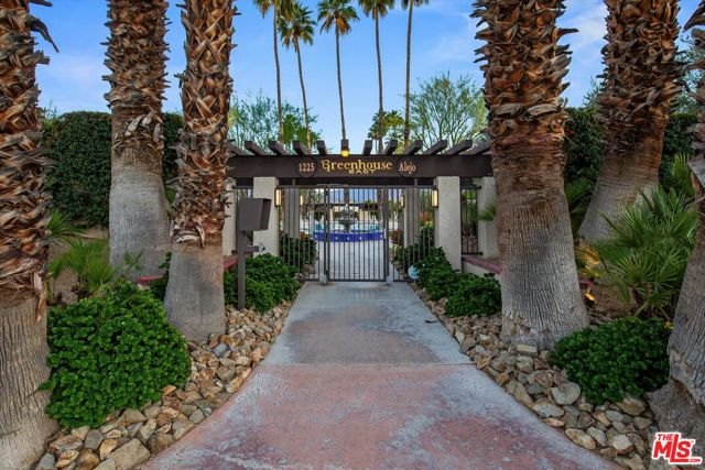 465 N Calle Rolph, Palm Springs CA: https://media.crmls.org/mediaz/3b771617-15ad-4be0-b9e4-ee9e890fbe34.jpg