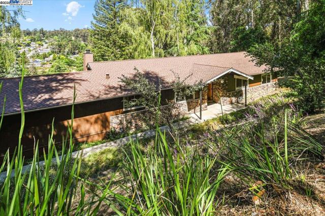 11110 Monan St, Oakland CA: https://media.crmls.org/mediaz/3b77602e-eb78-40df-aea8-52cc6ffb2500.jpg