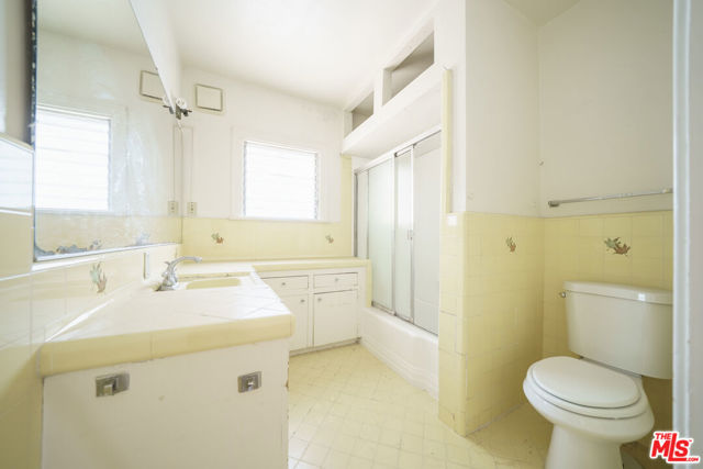 4804 La Canada Boulevard, La Canada Flintridge CA: https://media.crmls.org/mediaz/3b779ad5-4658-40ea-b7f8-a728eca96351.jpg