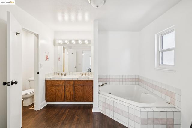 557 33Rd St, Oakland CA: https://media.crmls.org/mediaz/3b77e30f-cc15-40d0-9112-610b374bf76f.jpg
