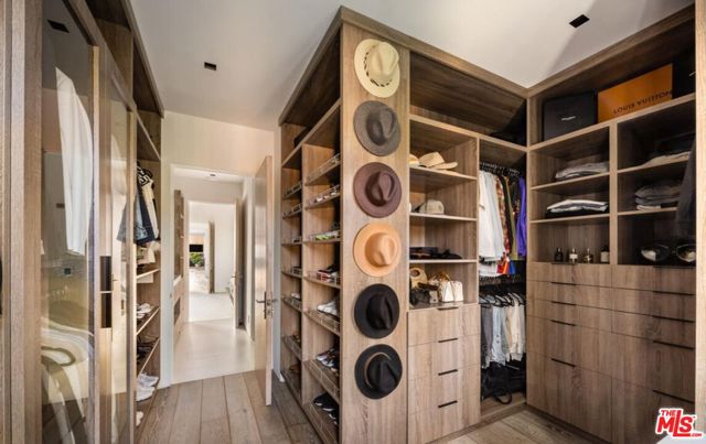 2532 Canyon Oak Dr, Los Angeles CA: https://media.crmls.org/mediaz/3b787d3f-464f-471a-b28e-891b113082d1.jpg