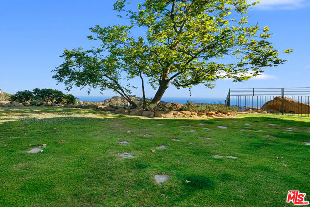 301 Loma Metisse Road, Malibu CA: https://media.crmls.org/mediaz/3b78fb09-fb27-4607-9d9f-ce9c8cff7ffa.jpg