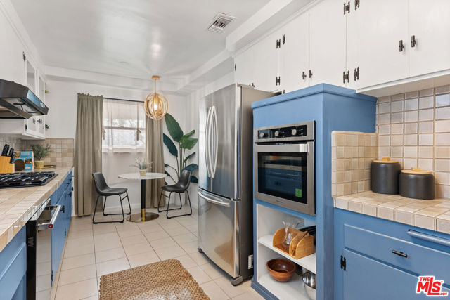 5918 S La Cienega Boulevard, Los Angeles CA: https://media.crmls.org/mediaz/3b791557-ee43-472e-8878-9a4c1d8fb175.jpg