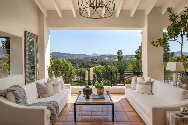 17484 El Vuelo, Rancho Santa Fe CA: https://media.crmls.org/mediaz/3b795be2-91eb-4130-90ea-8ed9d5cba7b0.jpg