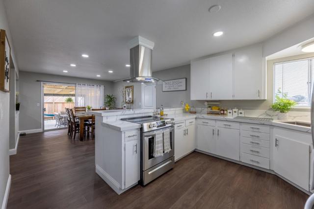 808 Saratoga Drive, Salinas CA: https://media.crmls.org/mediaz/3b7972ea-d004-4710-b1e0-82522b32a1d1.jpg