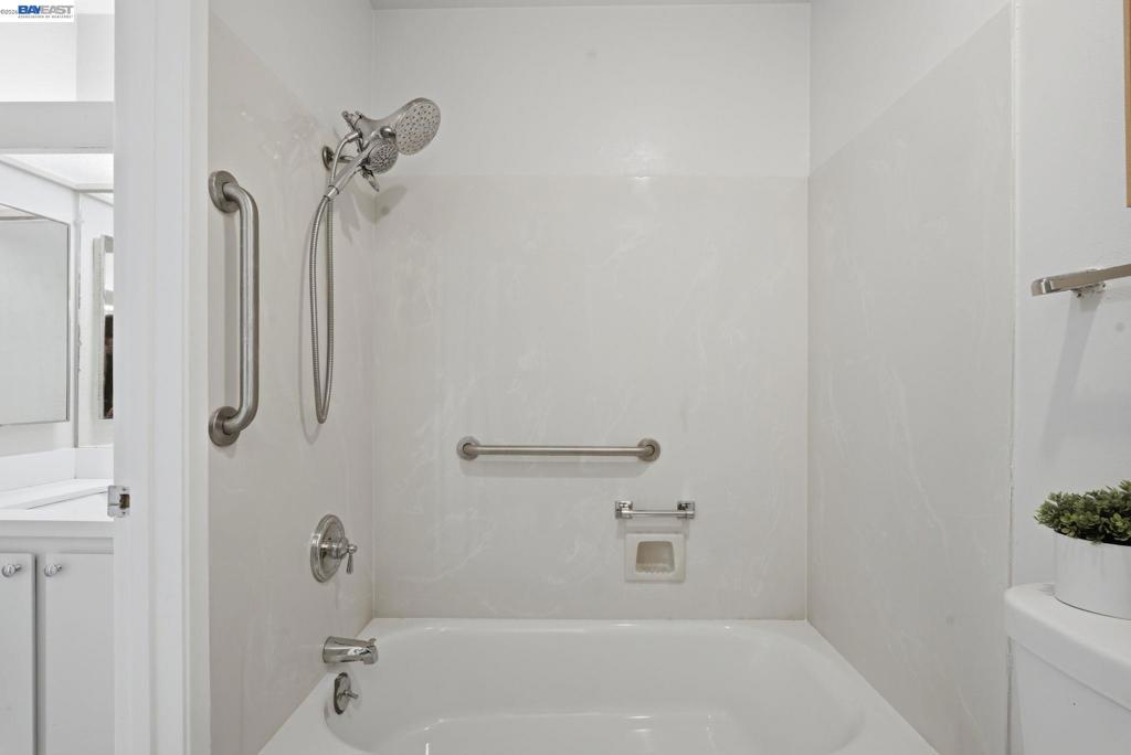 https://media.crmls.org/mediaz/3b798162-489e-43ed-9a86-6d28909a19ee.jpg?preset=X-Large
