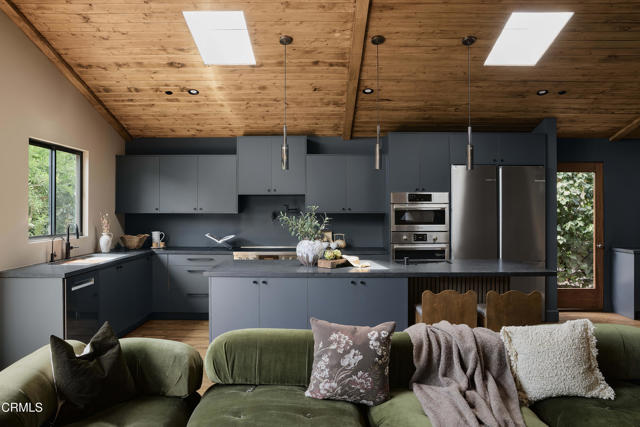 Detail Gallery Image 15 of 44 For 12406 La Maida St St, Los Angeles,  CA 91607 - 4 Beds | 4/1 Baths