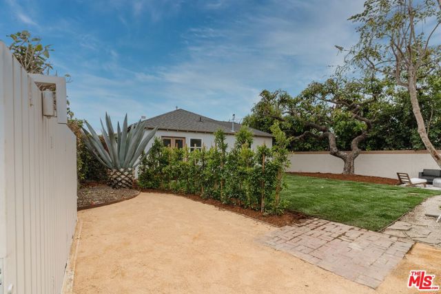 3501 Hillcrest Drive, Los Angeles CA: https://media.crmls.org/mediaz/3b7a5801-ee56-4584-b587-5a74a1f04eae.jpg