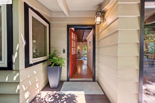 2560 Carisbrook Dr, Oakland CA: https://media.crmls.org/mediaz/3b7b4f9d-1d1c-4ac4-8cf6-7ed6136bea09.jpg