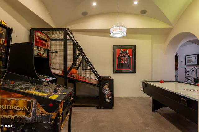 5065 Indianola Way, La Canada Flintridge CA: https://media.crmls.org/mediaz/3b7c2103-880a-4f79-a4d5-643f6c702dd3.jpg