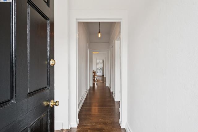 1805 Eagle Ave, Alameda CA: https://media.crmls.org/mediaz/3b7c593d-05a0-4014-a3f4-76e24aa9ea5d.jpg
