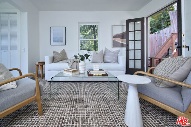 15200 Del Gado Drive, Sherman Oaks CA: https://media.crmls.org/mediaz/3b7cbd13-04c2-46c1-b599-268f0046c527.jpg