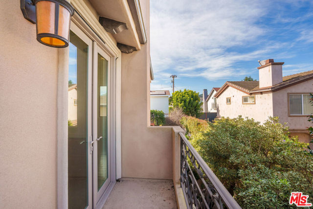 2005 Robinson Street, Redondo Beach, California 90278, 4 Bedrooms Bedrooms, ,3 BathroomsBathrooms,Residential,For Sale,Robinson,26638819