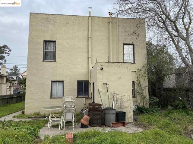 1100 Park AVE, Alameda CA: https://media.crmls.org/mediaz/3b7e4615-9a87-415f-a514-271dd69405ce.jpg