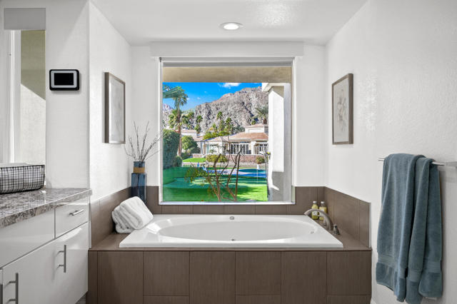 47325 Via Koron, La Quinta CA: https://media.crmls.org/mediaz/3b7e5b01-45d3-4d99-a3e7-5041d3e32ff8.jpg