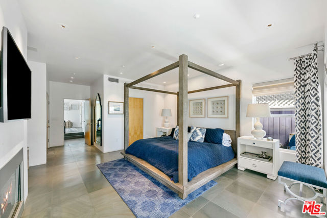 1341 Palisades Beach Road, Santa Monica CA: https://media.crmls.org/mediaz/3b801d26-96dc-4425-81e1-ef544d5ac005.jpg