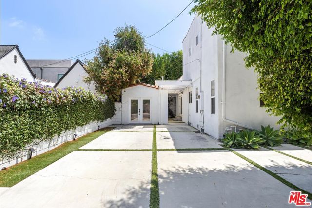7614 Willoughby Avenue, West Hollywood CA: https://media.crmls.org/mediaz/3b80963f-41e0-453c-968e-76959e80c420.jpg