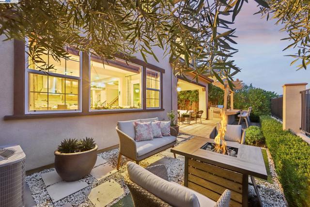 3885 Highpointe Ct, Dublin CA: https://media.crmls.org/mediaz/3b8127b2-f2ef-432a-a14d-11c8a853d415.jpg