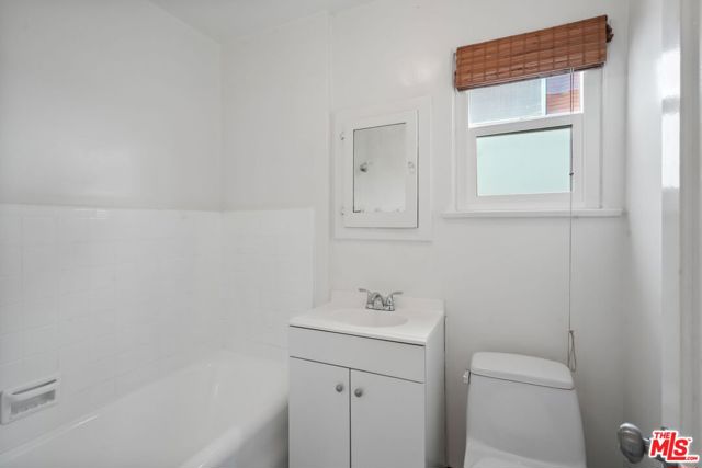 1027 12th Street, Santa Monica CA: https://media.crmls.org/mediaz/3b817407-541e-4b1b-ac13-07fafbd73e64.jpg