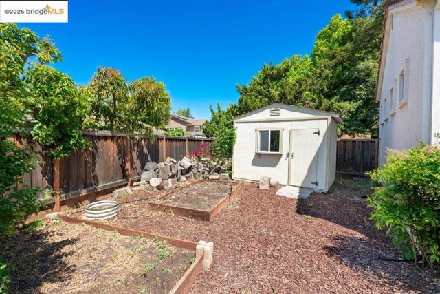 1281 Sea Vista Dr, Brentwood CA: https://media.crmls.org/mediaz/3b8272d3-91ea-46e0-b873-d3d26d1237e2.jpg