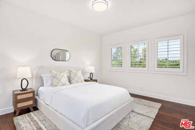 17400 Oak Creek Court, Encino CA: https://media.crmls.org/mediaz/3b833c39-2eaa-42a4-84b8-118dadcb25a3.jpg