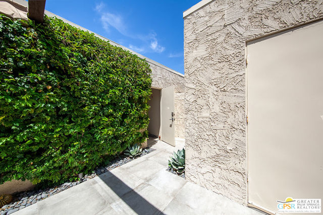 431 N Calle Rolph, Palm Springs CA: https://media.crmls.org/mediaz/3b845dd3-500b-4472-b117-78474494d7aa.jpg