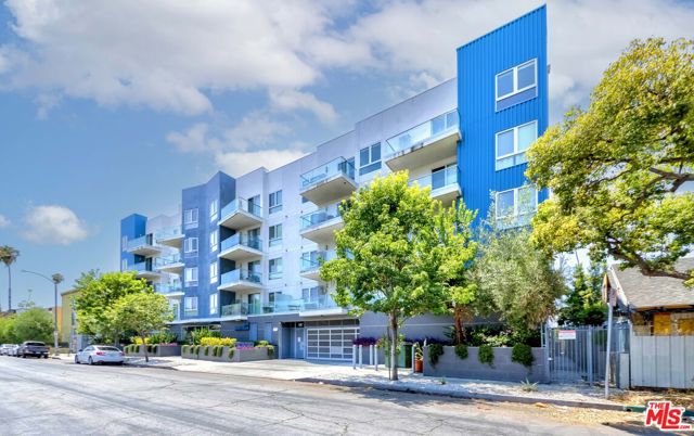 105 S Mariposa Avenue, Los Angeles CA: https://media.crmls.org/mediaz/3b8643f0-d1cb-4e3e-be06-f7e906894d1e.jpg